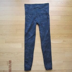 Spanx Look At Me Now Seamless Leggings Gray Black Camo Stretch Women's Sz S?